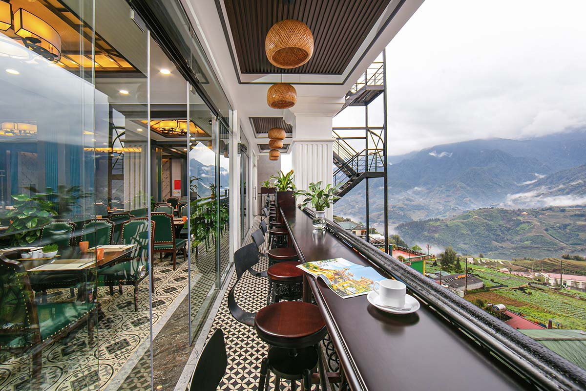 Terrasse im DeLaSol Phat Linh Hotel in Sapa mit Sitzplätzen und Blick auf die Berge